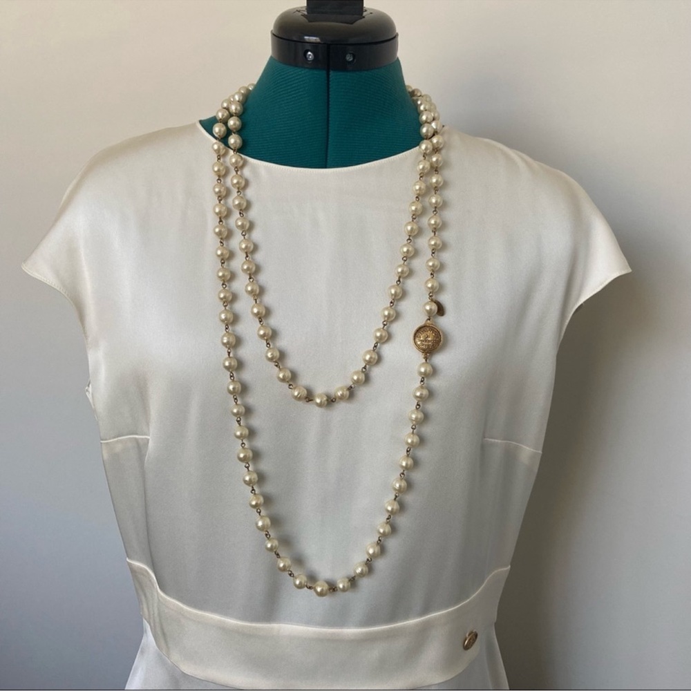 Chanel Elegant Pearl Necklace with Gold Accents